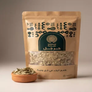 أوراق حرجل سوداني طبيعي من سدرة في كيس ورقي فاخر بجانب طبق فخاري.