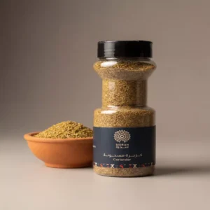 عبوة كزبرة مطحونة ناعمة بماركة سدرة، بهارات سودانية طازجة في برطمان أنيق مع طبق تقديم فخاري.