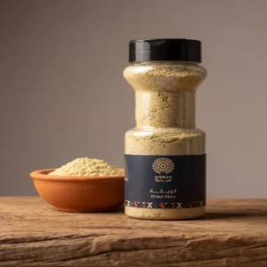 برطمان ويكة سودانية مسحونة ناعمة من سدرة بجانب طبق تقديم فخاري تقليدي.