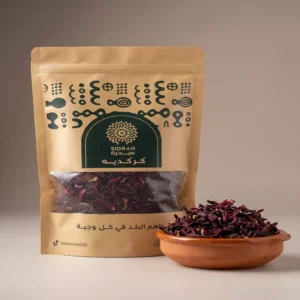 أوراق كركديه سوداني مجففة بلون أحمر داكن، معبأة في كيس ورقي فاخر من سدرة مع طبق فخاري يبرز جودة الأوراق.